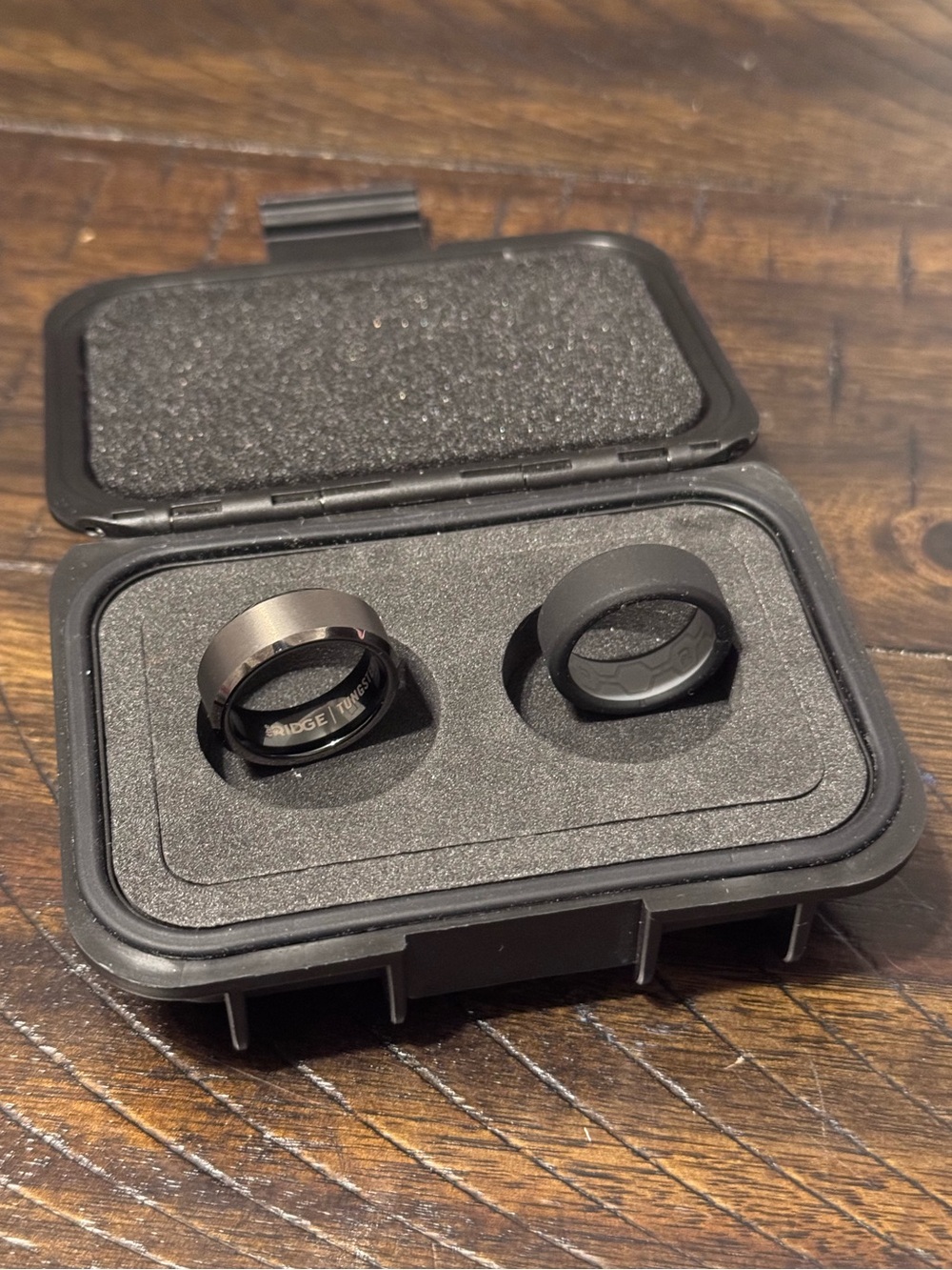 Men’s Ridge Ring 8mm Gunmetal Beveled Ring & Silicone Ring with case Size 7.5